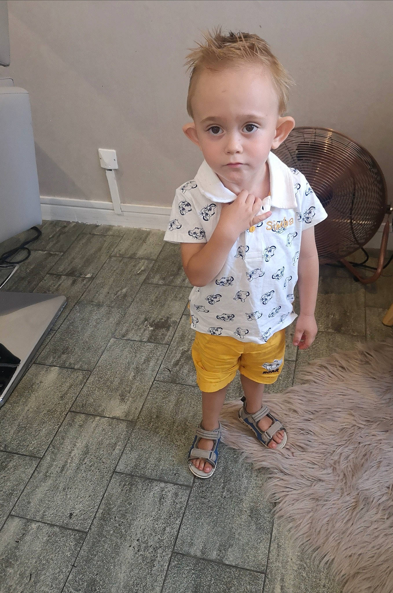 Rayley a rejoint le concours — aidez-le/la à gagner de superbes lots ! baby, baby_toddler_clothing, chair, child, eye, face, floor, flooring, foot, fun, hair, hardwood, head, human_leg, joint, pattern, person, skin, sleeve, toddler