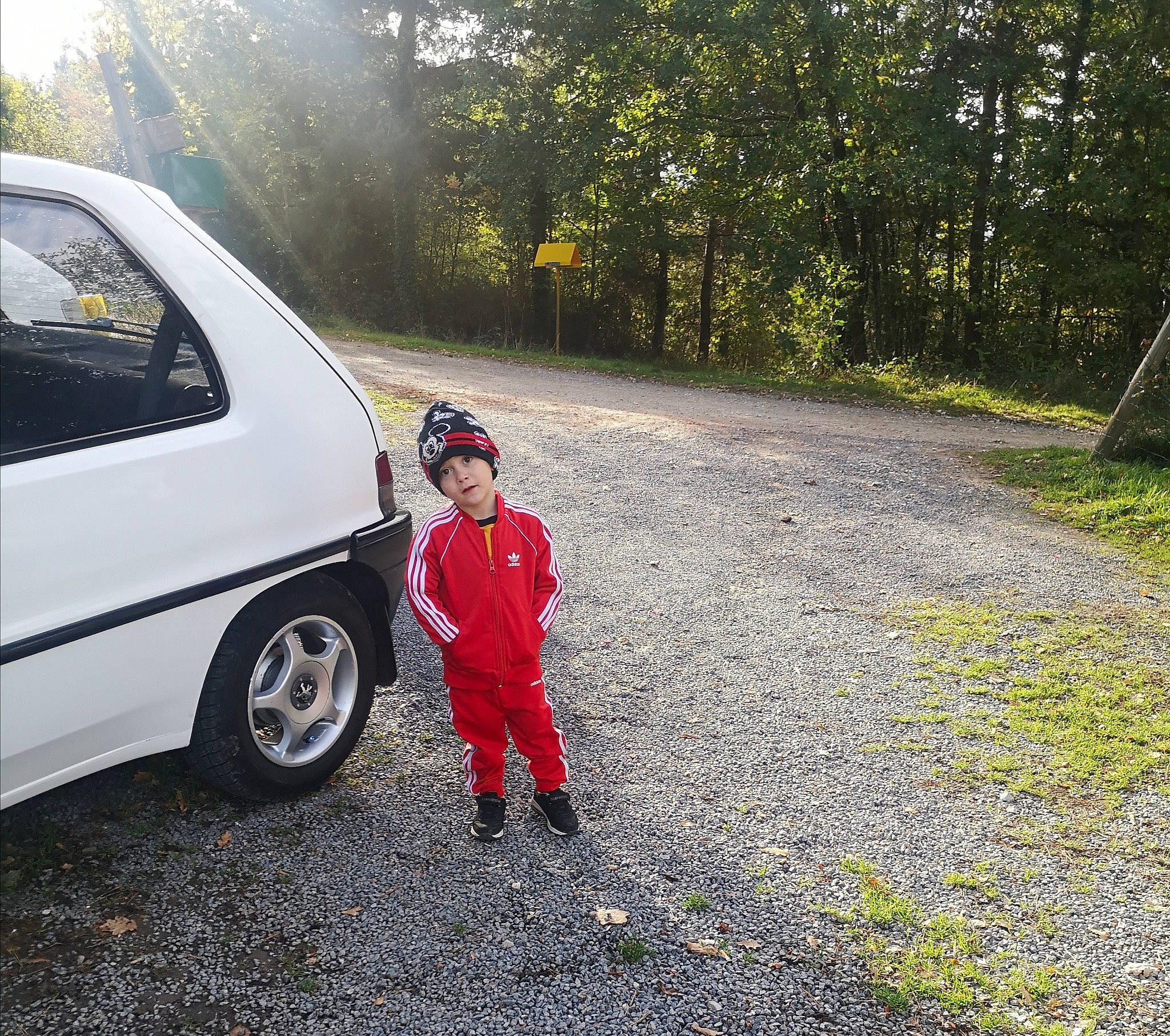 Rayley a rejoint le concours — aidez-le/la à gagner de superbes lots ! alloy_wheel, asphalt, automotive_tire, automotive_wheel_system, car, grass, headwear, helmet, motor_vehicle, people_in_nature, person, plant, road_surface, rolling, tints_and_shades, tire, toddler, tree, vehicle, vehicle_door