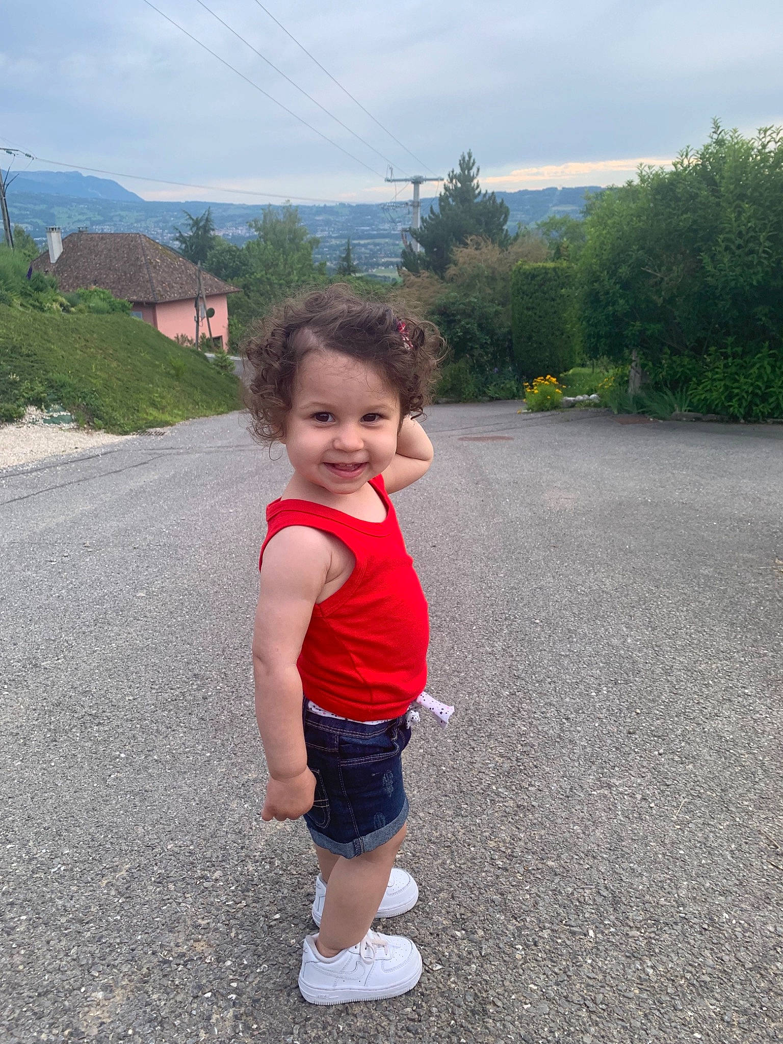 Kenza participe au concours pour gagner de l'argent avec cette photo : asphalt, baby, child, joy, leisure, person, plant, play, recreation, red, road, road_surface, skin, standing, summer, toddler, tourism, tree, vacation, walking