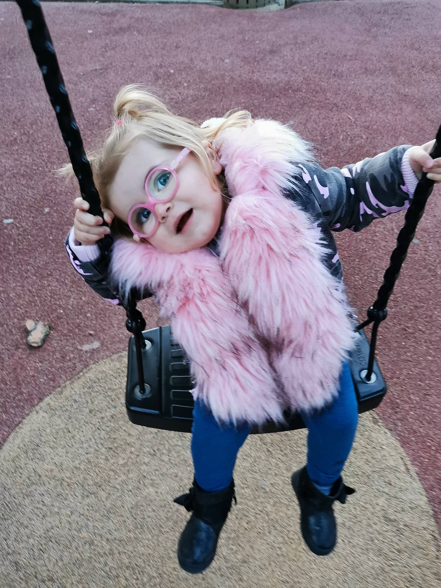 Léa a rejoint le concours — aidez-le/la à gagner de superbes lots ! cosplay, costume, fictional_character, fur, person, pink, swing