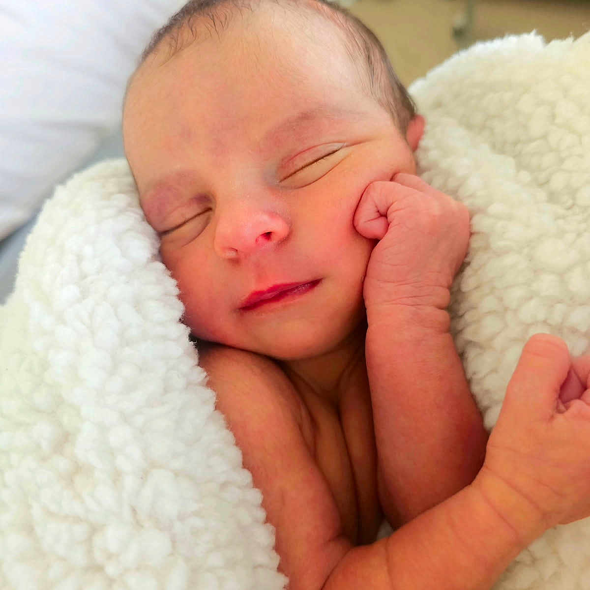 Flora a rejoint le concours — aidez-le/la à gagner de superbes lots ! baby, blanket, child, closeup, cozy, cute, face, hand, infant, newborn, newborn_baby, peaceful, portrait, resting, skin, sleeping, soft, tender, warm, wrapped