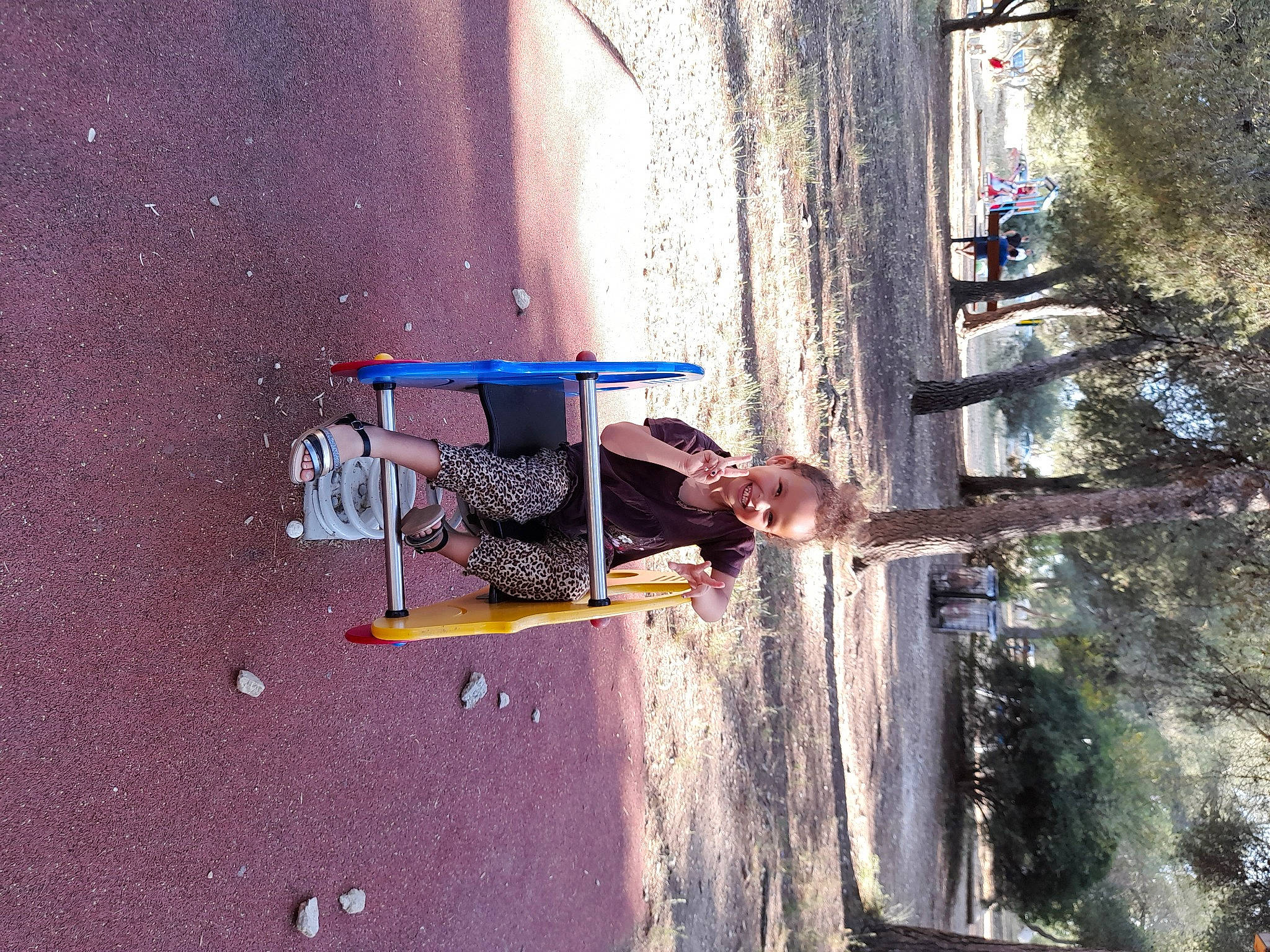 Amira participe au concours pour gagner de l'argent avec cette photo : adventure, asphalt, child, concrete, facade, fun, joy, leisure, person, plant, recreation, reflection, shadow, street, tints_and_shades, tree, visual_arts, wood