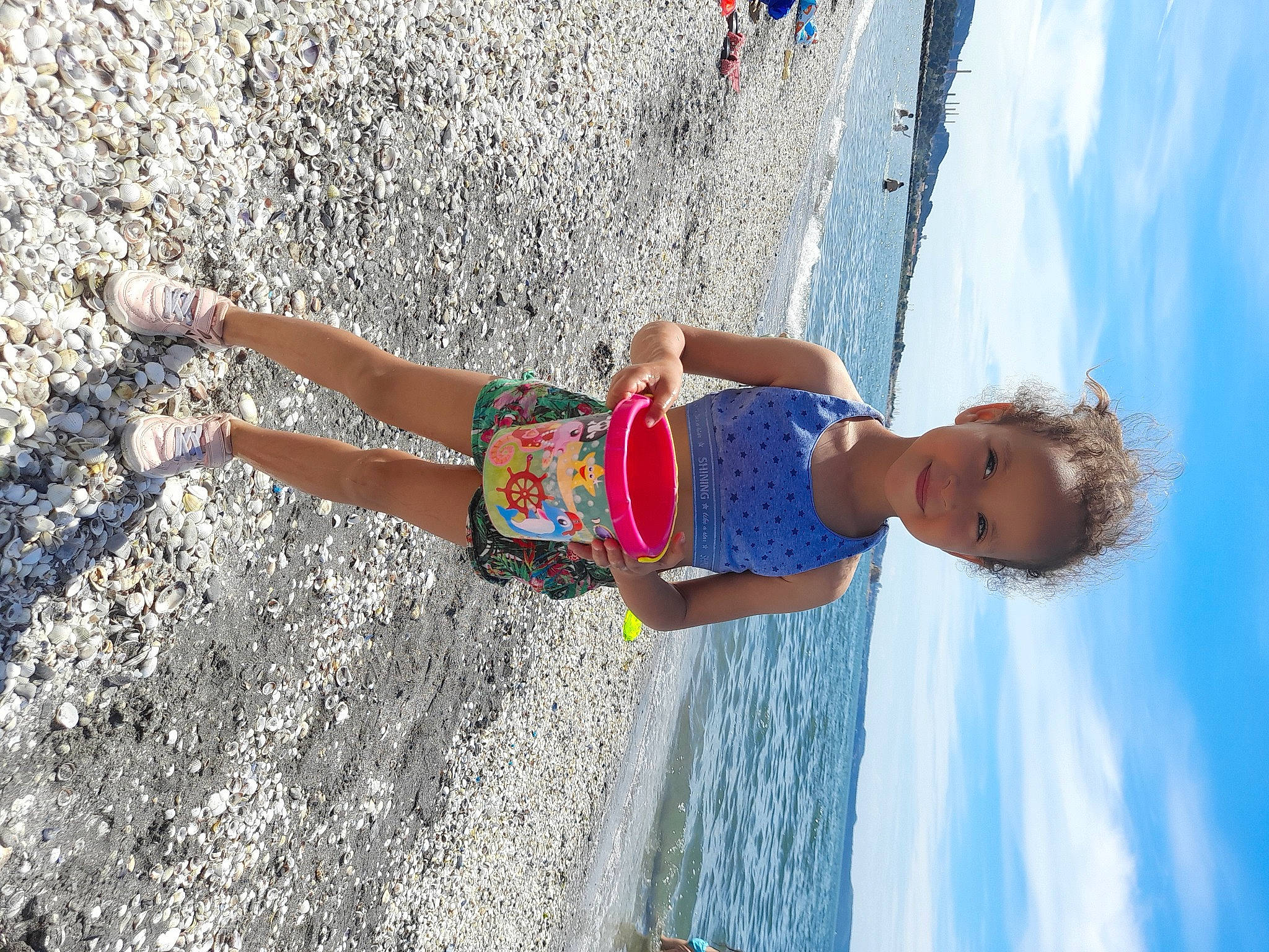 Amira a rejoint le concours — aidez-le/la à gagner de superbes lots ! azure, beach, blue, cloud, elbow, electric_blue, fun, happy, human_leg, joint, joy, leisure, people_in_nature, person, recreation, shorts, sky, summer, thigh, toddler