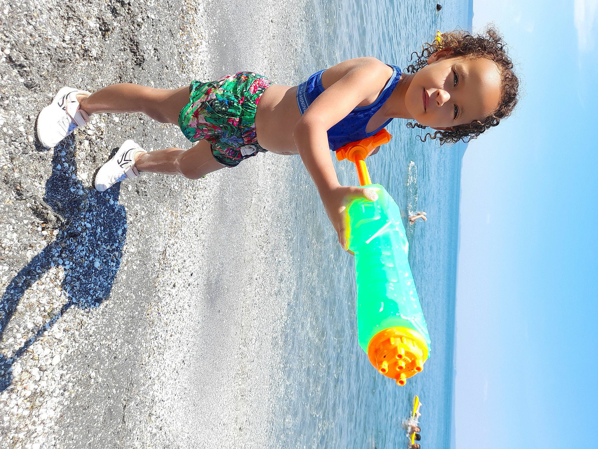 Amira a rejoint le concours — aidez-le/la à gagner de superbes lots ! azure, beach, body_of_water, extreme_sport, fun, happy, human_leg, leisure, people_in_nature, people_on_beach, person, recreation, shorts, skimboarding, surfboard, surfing_equipment, swimwear, thigh, water, white