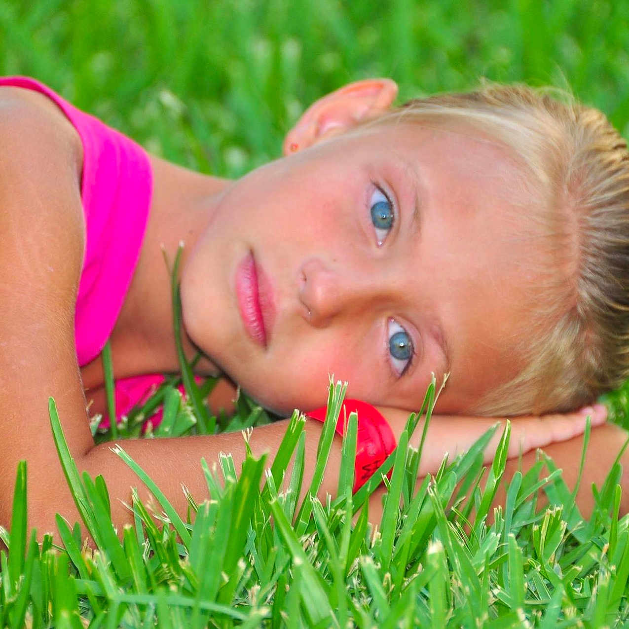 Fanny participe au concours pour gagner de l'argent avec cette photo : beauty, cheek, child, eye, fun, girl, grass, grass_family, happiness, infant, lawn, leisure, meadow, mouth, pink, plant, play, skin, smile, summer