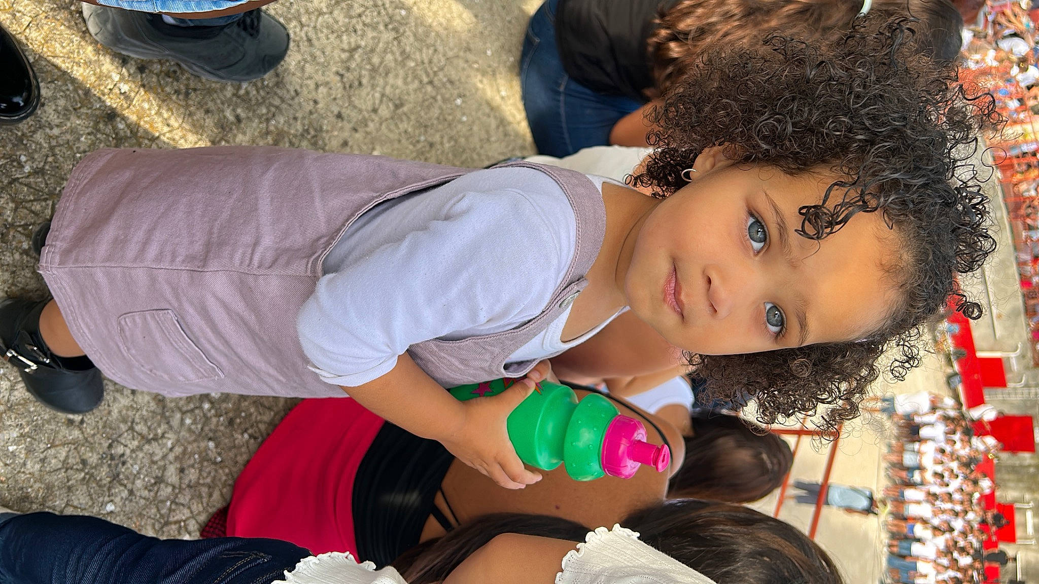 Brianna participe au concours pour gagner de l'argent avec cette photo : abdomen, child, event, eyelash, fun, grass, happy, human_leg, joint, leisure, person, play, recreation, sitting, t_shirt, thigh, trunk, yellow