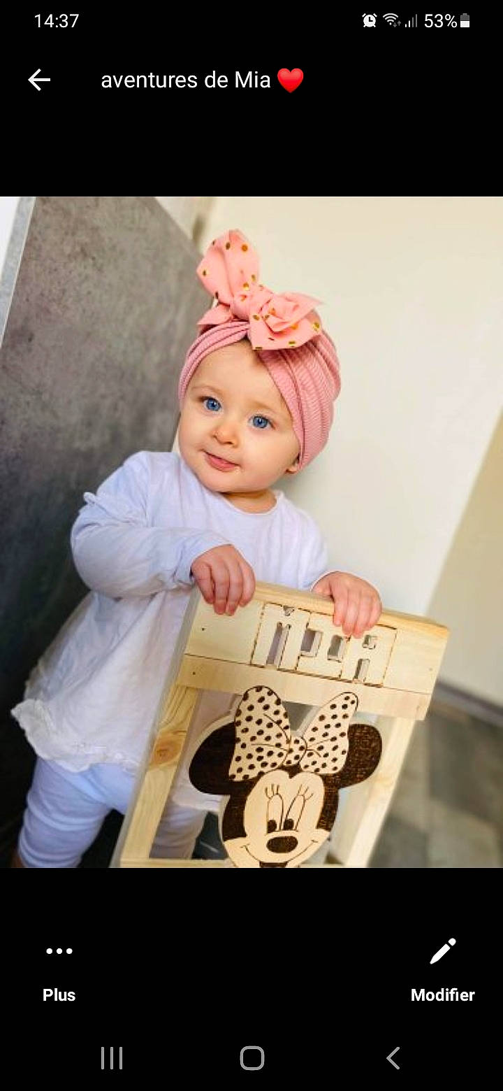 Mia a rejoint le concours — aidez-le/la à gagner de superbes lots ! art, baby, baby_products, baby_toddler_clothing, child, eyelash, fashion_accessory, font, hair_accessory, happy, headband, headpiece, illustration, pattern, peach, person, product, sleeve, smile, toddler