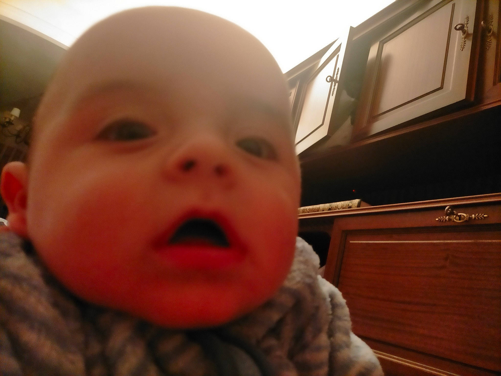 Mohamed a rejoint le concours — aidez-le/la à gagner de superbes lots ! baby, baby_toddler_clothing, cheek, child, comfort, drawer, ear, eyebrow, eyelash, fun, happy, lip, nose, person, skin, television, television_set, thumb, toddler, window