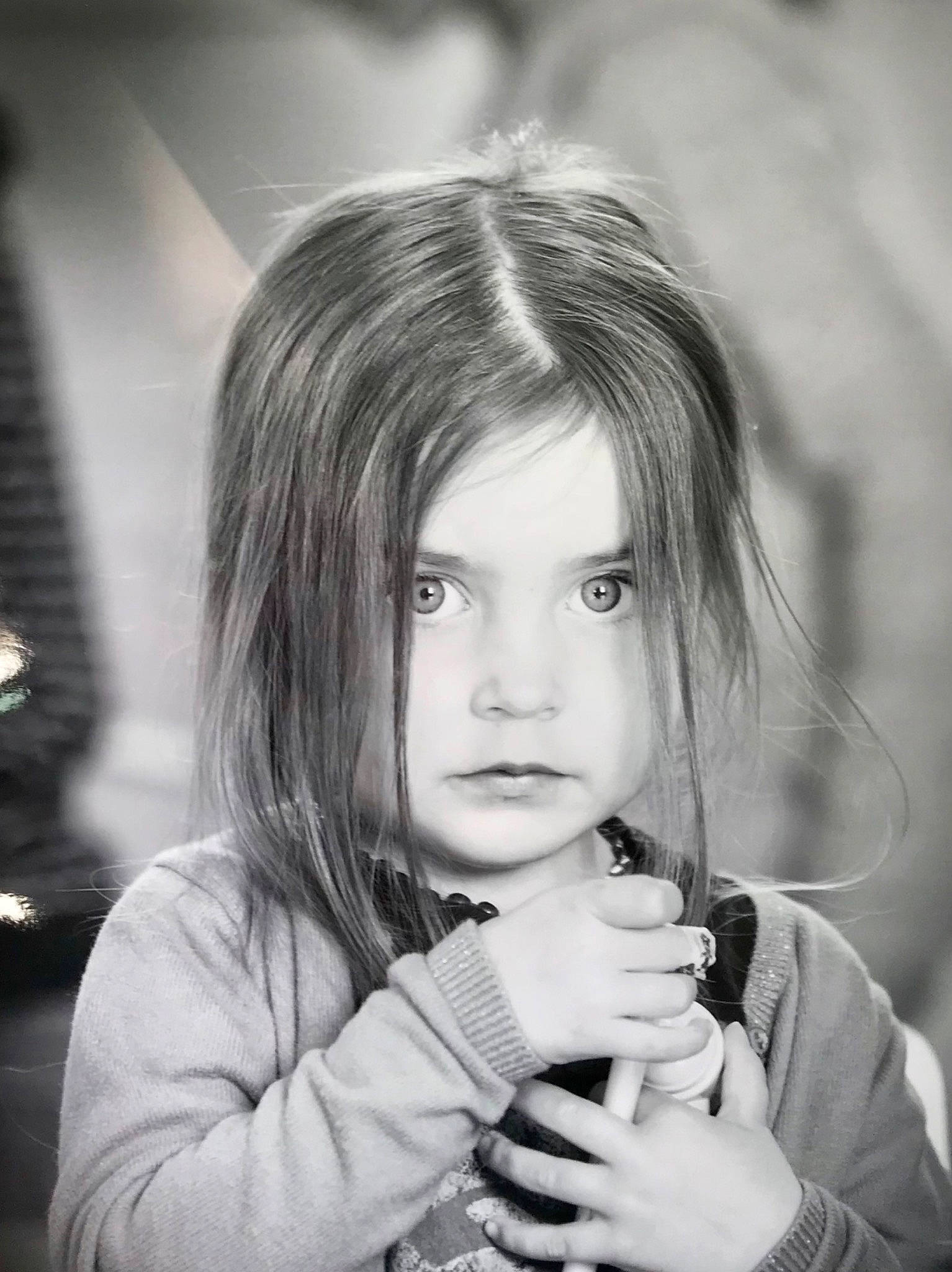 Capucine participe au concours pour gagner de l'argent avec cette photo : black_and_white, cool, eye, eyelash, facial_expression, flash_photography, fun, gesture, hairstyle, happy, human, iris, lip, monochrome, monochrome_photography, nose, organ, person, skin, standing