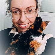Vénus a rejoint le concours — aidez-le/la à gagner de superbes lots ! woman, person, cat, calico_cat, pet, selfie, portrait, smiling, glasses, long_hair, animal, furry, tricolor, black_fur, orange_fur, white_fur, indoors, close_up, companionship, happy