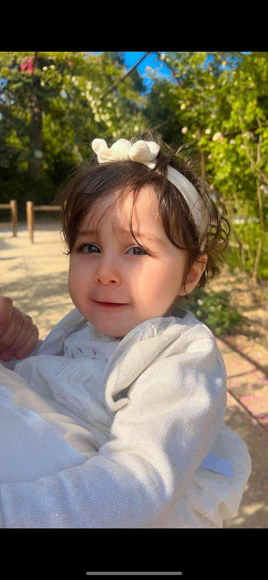 Soujoud Hammadi participe au concours pour gagner de l'argent avec cette photo : baby, baby_girl, child, clothing, cute, daylight, face, greenery, hair, happy, head, headband, nature, outdoor, person, portrait, skin, smile, sunlight, toddler