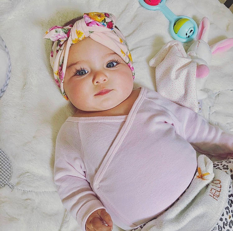 Jade a rejoint le concours — aidez-le/la à gagner de superbes lots ! baby, baby_toddler_clothing, child, headgear, headwear, person, pink, smile, toddler