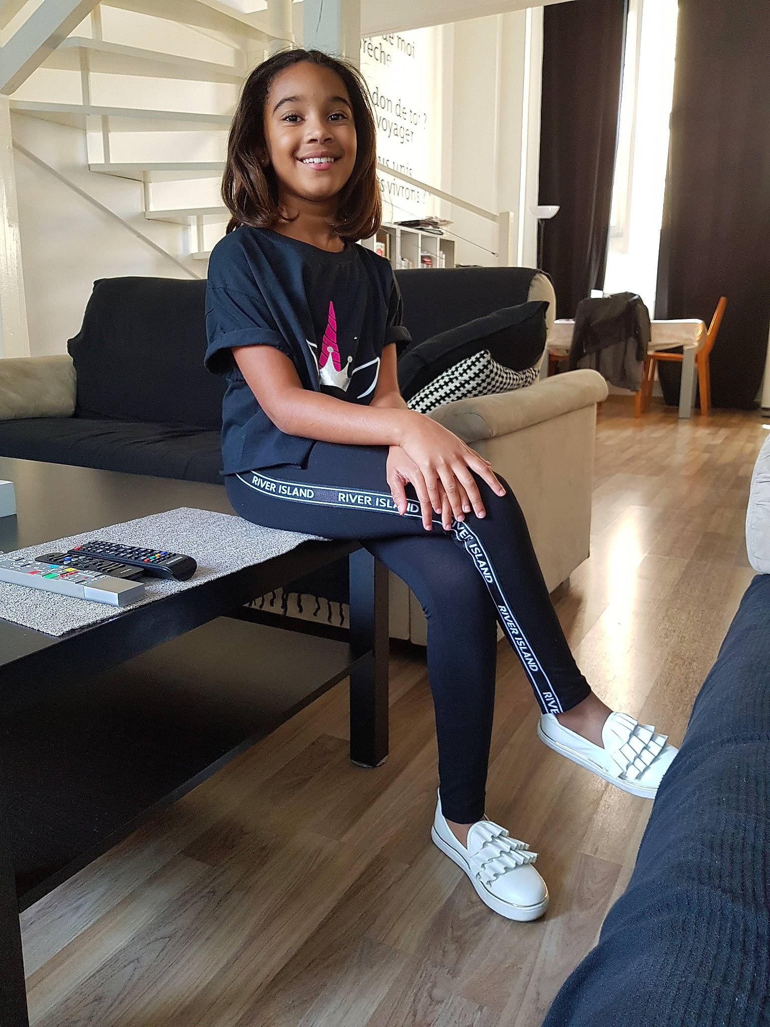 Karlly a rejoint le concours — aidez-le/la à gagner de superbes lots ! abdomen, arm, footwear, furniture, girl, human_body, human_leg, joint, joy, knee, leg, leggings, person, room, shoe, shoulder, sitting, standing, thigh