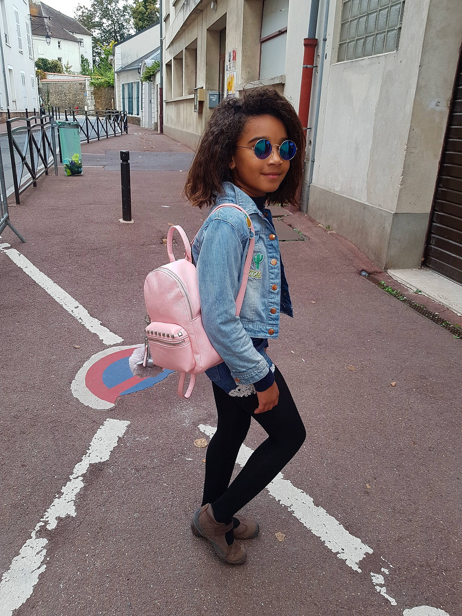 Karlly participe au concours pour gagner de l'argent avec cette photo : child, denim, design, fashion, footwear, fun, girl, glasses, infrastructure, jeans, leg, person, pink, public_space, road, shoe, snapshot, street, sunglasses, textile