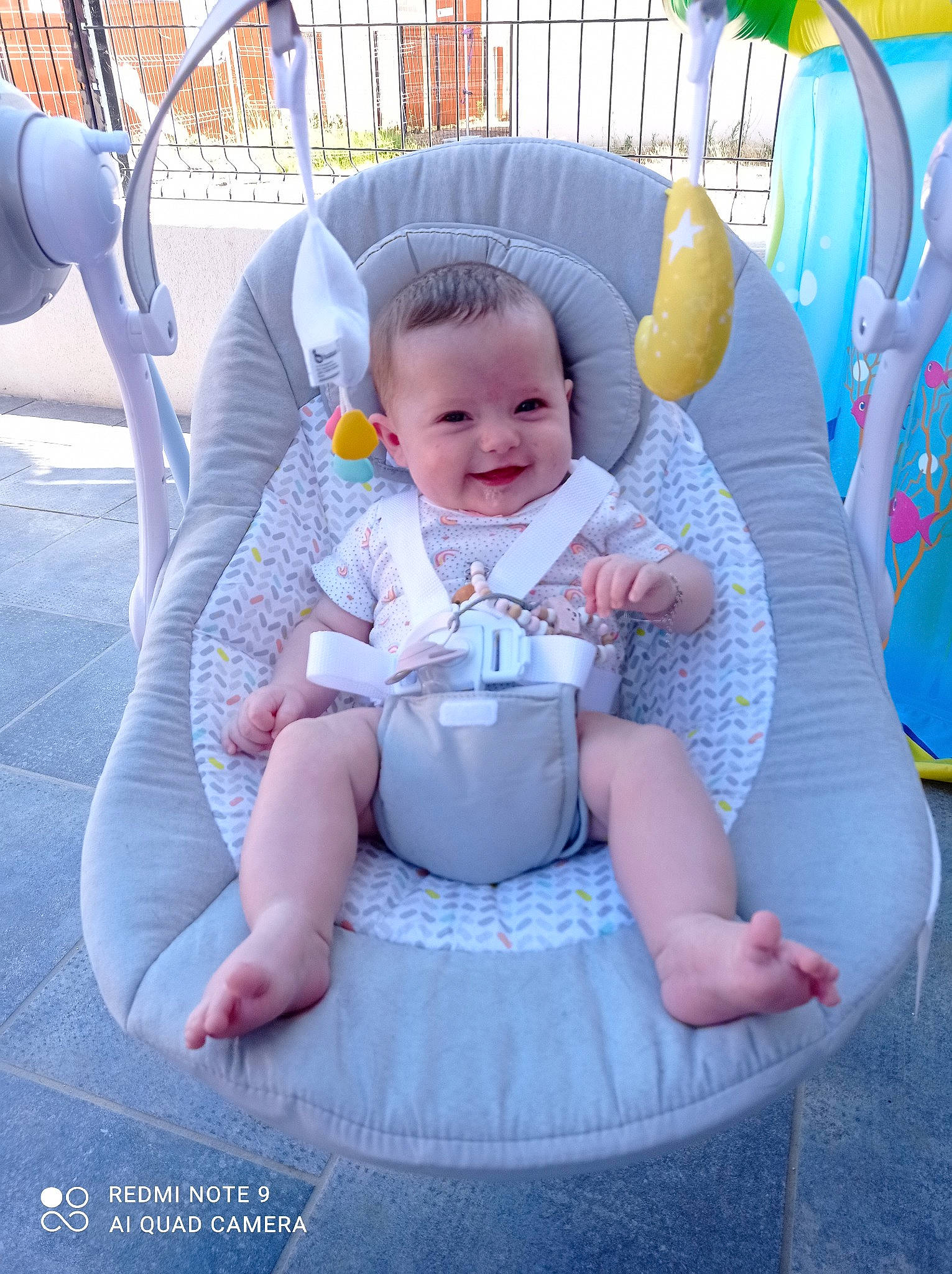 Jade a rejoint le concours — aidez-le/la à gagner de superbes lots ! baby, baby_products, baby_toddler_clothing, blue, chair, child, comfort, facial_expression, flash_photography, fun, happy, joy, lap, leisure, outdoor_furniture, person, pink, purple, recreation, sitting