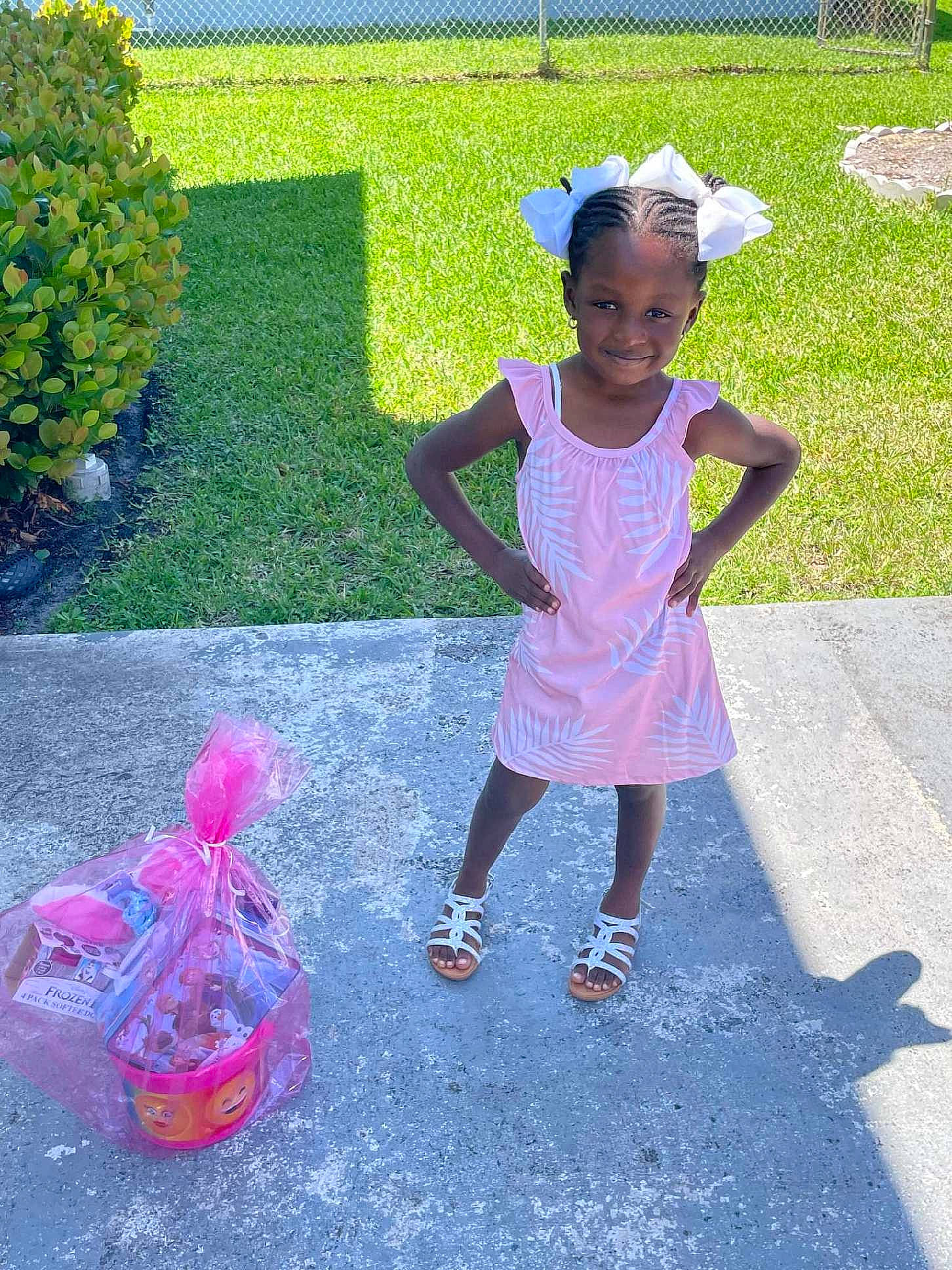 Amor is registered to the contest to win money with this photo: asphalt, baby_toddler_clothing, child, electric_blue, fun, grass, happy, joy, leisure, magenta, people_in_nature, person, pink, plant, public_space, purple, recreation, road_surface, sidewalk, smile