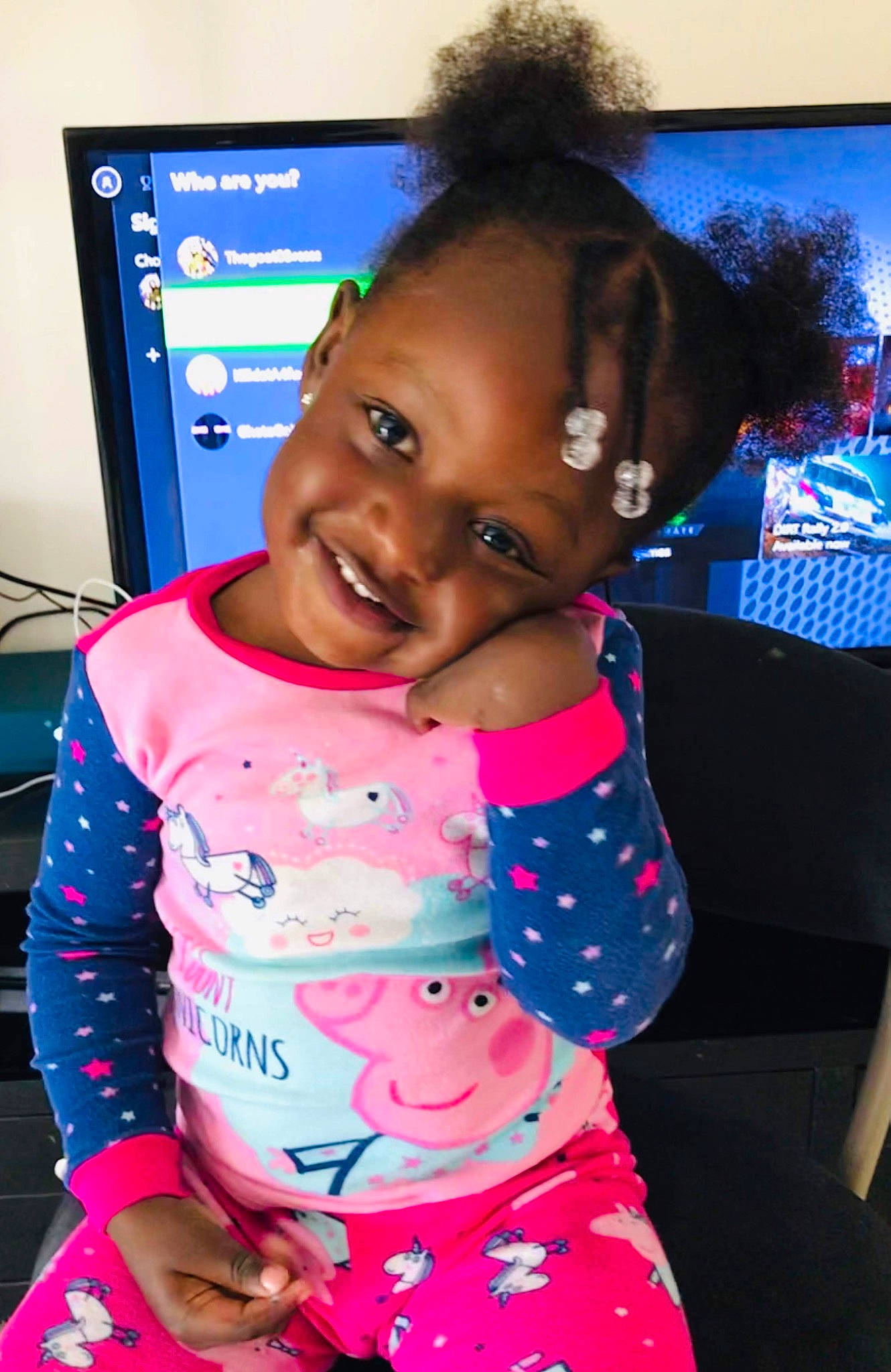 Amor is registered to the contest to win money with this photo: audio_equipment, baby_toddler_clothing, child, display_device, electronic_device, fun, gadget, happy, jewellery, joy, leisure, magenta, necklace, pattern, person, pink, play, room, sleeve, smile