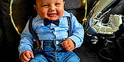 Colin a rejoint le concours — aidez-le/la à gagner de superbes lots ! baby, balloon, blue_shirt, bow_tie, boy, celebration, child, couch, cute, decorative_ring, fairy_lights, gray_couch, happy, indoors, jeans, number_4, portrait, smiling, striped_socks, suspenders