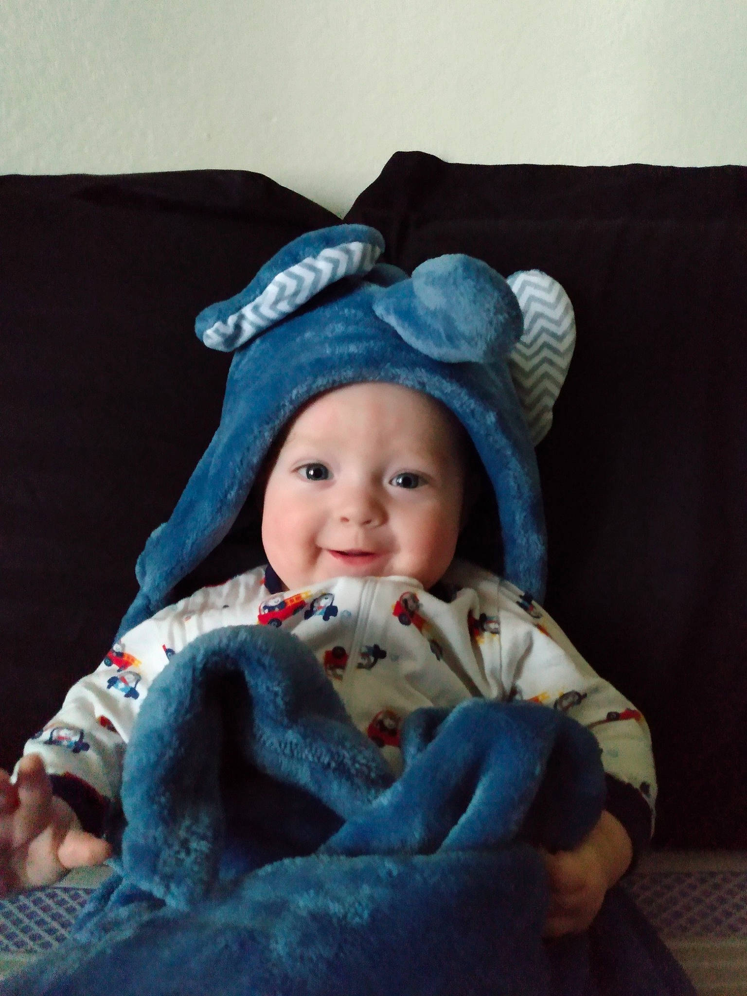Amias is registered to the contest to win money with this photo: baby, baby_toddler_clothing, cap, comfort, couch, eye, face, fedora, fur, happy, hat, headwear, joy, linens, person, room, sitting, skin, smile, stuffed_toy