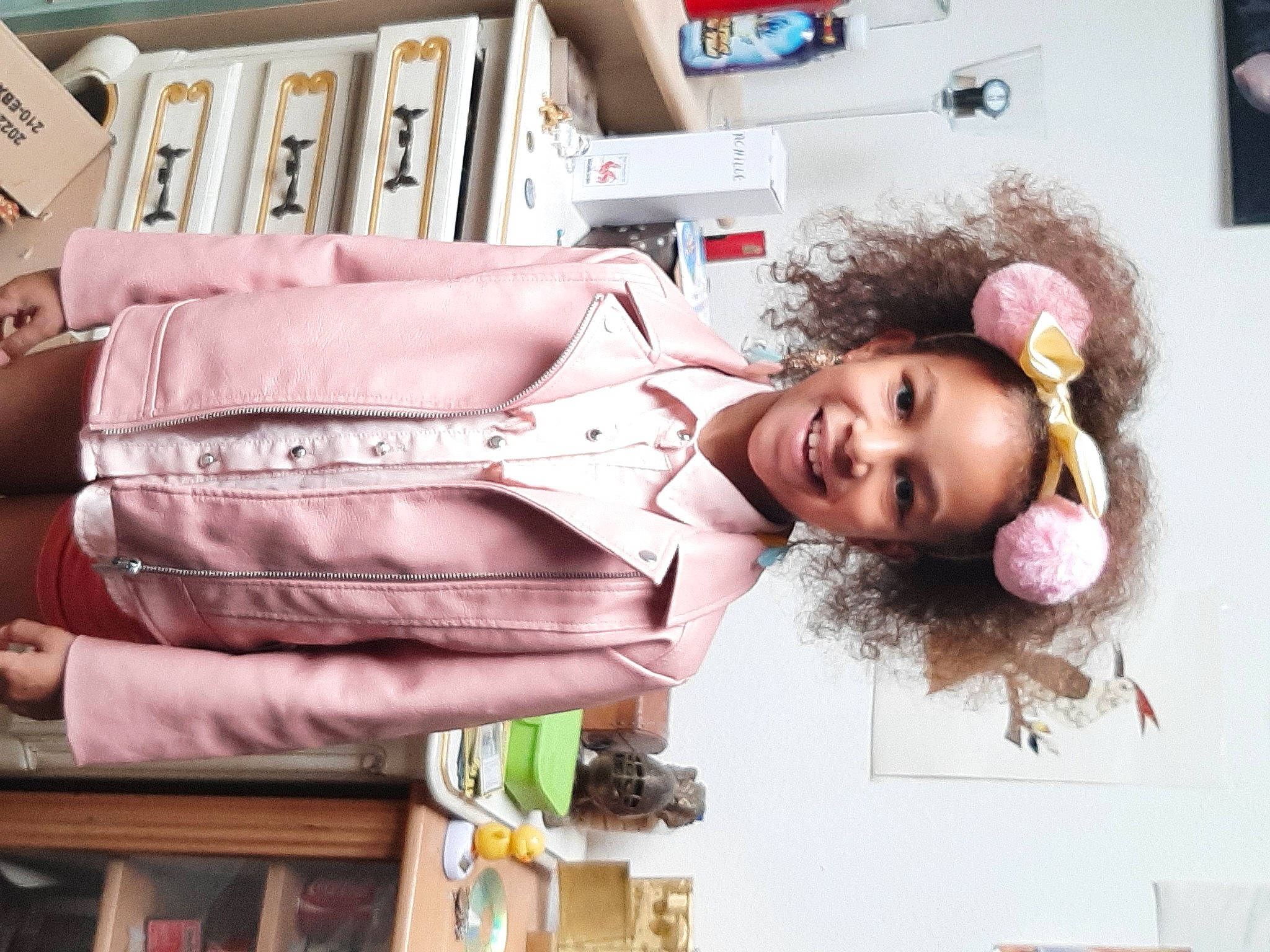 Katalya participe au concours pour gagner de l'argent avec cette photo : art, child, eyelash, fashion_design, flesh, fun, fur, hair_coloring, happy, human, joy, magenta, person, pink, product, room, street_fashion, textile, thigh, toy