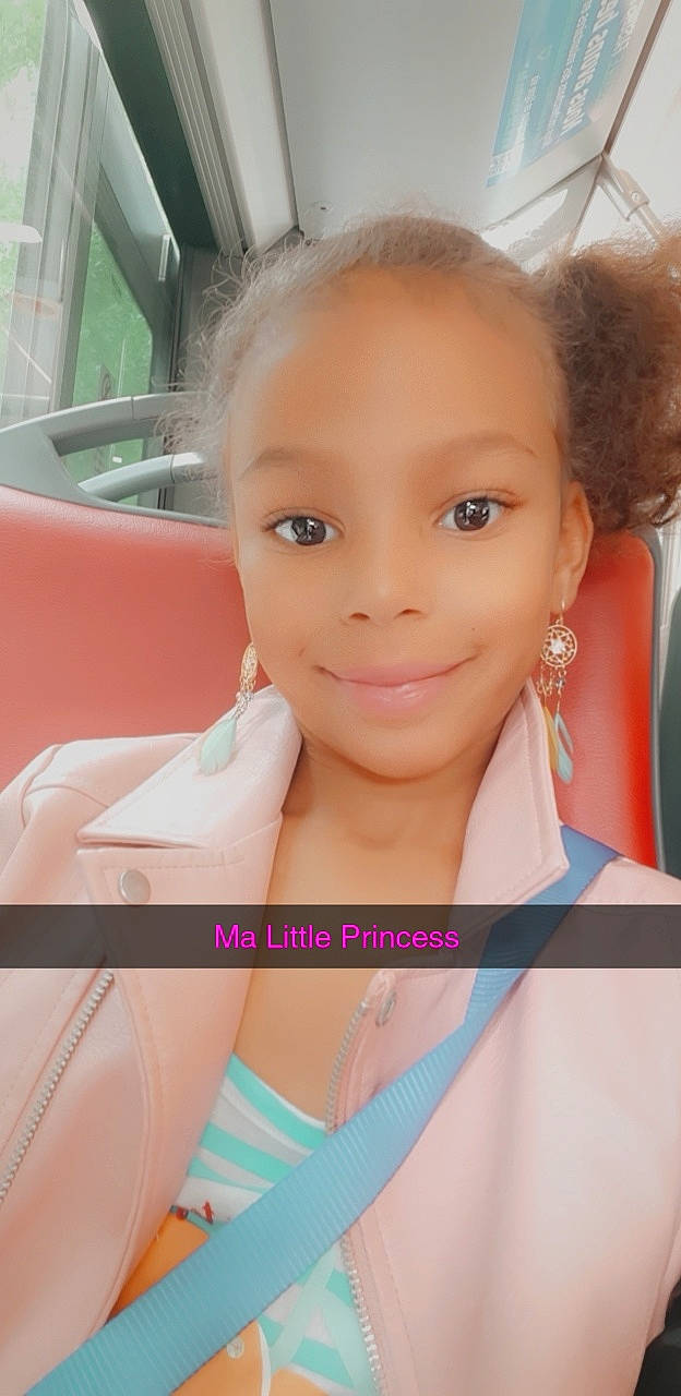 Katalya participe au concours pour gagner de l'argent avec cette photo : black_hair, blond, brown_hair, cheek, chin, eyebrow, eyelash, fun, hairstyle, happy, joy, leisure, lip, long_hair, neck, person, pink, shoulder, skin, smile