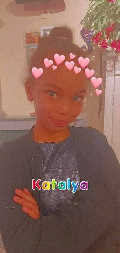Katalya a rejoint le concours — aidez-le/la à gagner de superbes lots ! cap, child, chin, cool, ear, eyebrow, fashion_accessory, fashion_design, forehead, head, headgear, headpiece, jewellery, magenta, neck, party_supply, person, personal_protective_equipment, pink, sleeve