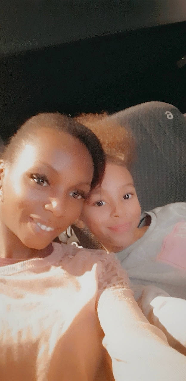 Katalya participe au concours pour gagner de l'argent avec cette photo : black_hair, bridal_accessory, cheek, child, chin, eye, eyebrow, eyelash, flash_photography, forehead, fun, gesture, hair, happy, iris, joy, lip, nose, person, skin