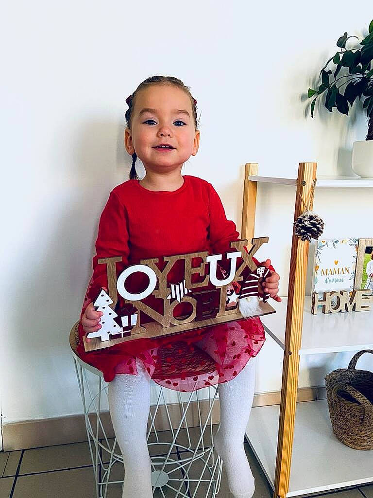 Elena participe au concours pour gagner de l'argent avec cette photo : baby_toddler_clothing, bag, child, fashion_accessory, fashion_design, happy, human_leg, joy, knee, leggings, luggage_and_bags, magenta, neck, person, red, sleeve, smile, t_shirt, thigh, toddler