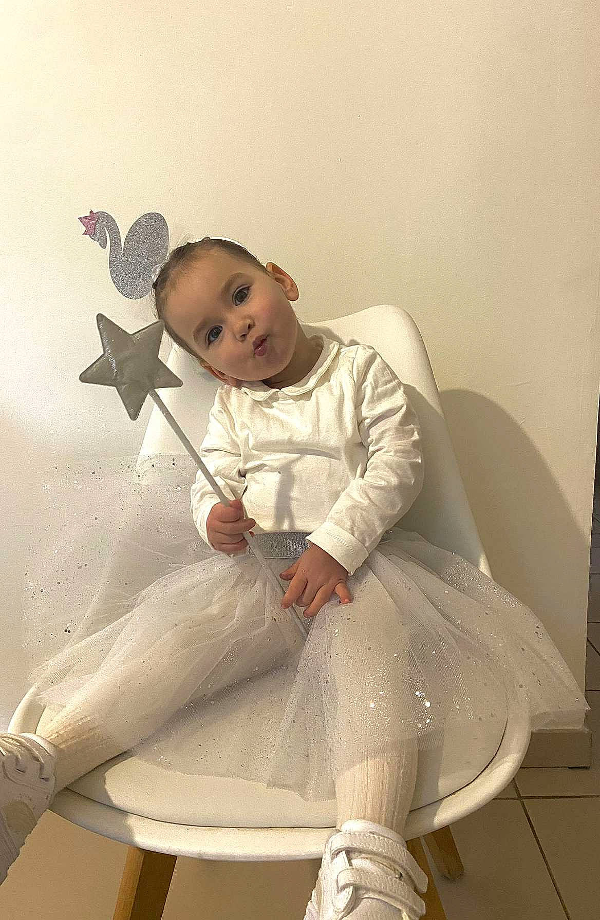 Elena a rejoint le concours — aidez-le/la à gagner de superbes lots ! baby, bridal_accessory, chair, child, comfort, dress, elbow, fashion_accessory, fashion_design, flash_photography, formal_wear, hairstyle, happy, human_leg, knee, leg, person, sitting, sleeve, smile