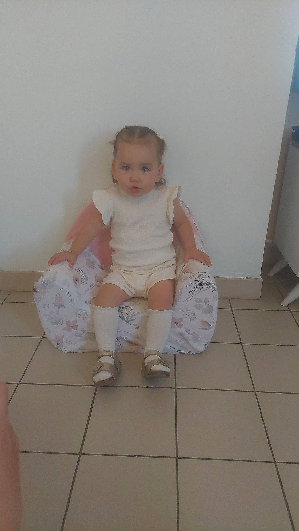 Elena a rejoint le concours — aidez-le/la à gagner de superbes lots ! baby, baby_toddler_clothing, barefoot, cheek, child, comfort, floor, flooring, foot, hardwood, human_leg, knee, pattern, person, shorts, sitting, skin, sock, thigh, toddler