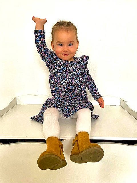 Elena a rejoint le concours — aidez-le/la à gagner de superbes lots ! baby_toddler_clothing, balance, chair, child, electric_blue, fashion_design, fun, gesture, happy, human_body, human_leg, joint, joy, knee, pattern, person, sitting, sleeve, smile, standing