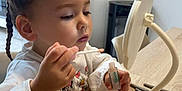 Elena participe au concours pour gagner de l'argent avec cette photo : baby, basin, biting, bodypart, clothing, cosmetics, cutlery, dentist, eating, face, food, furniture, hair, hand, head, infantbed, person, sitting, sleeve, spoon