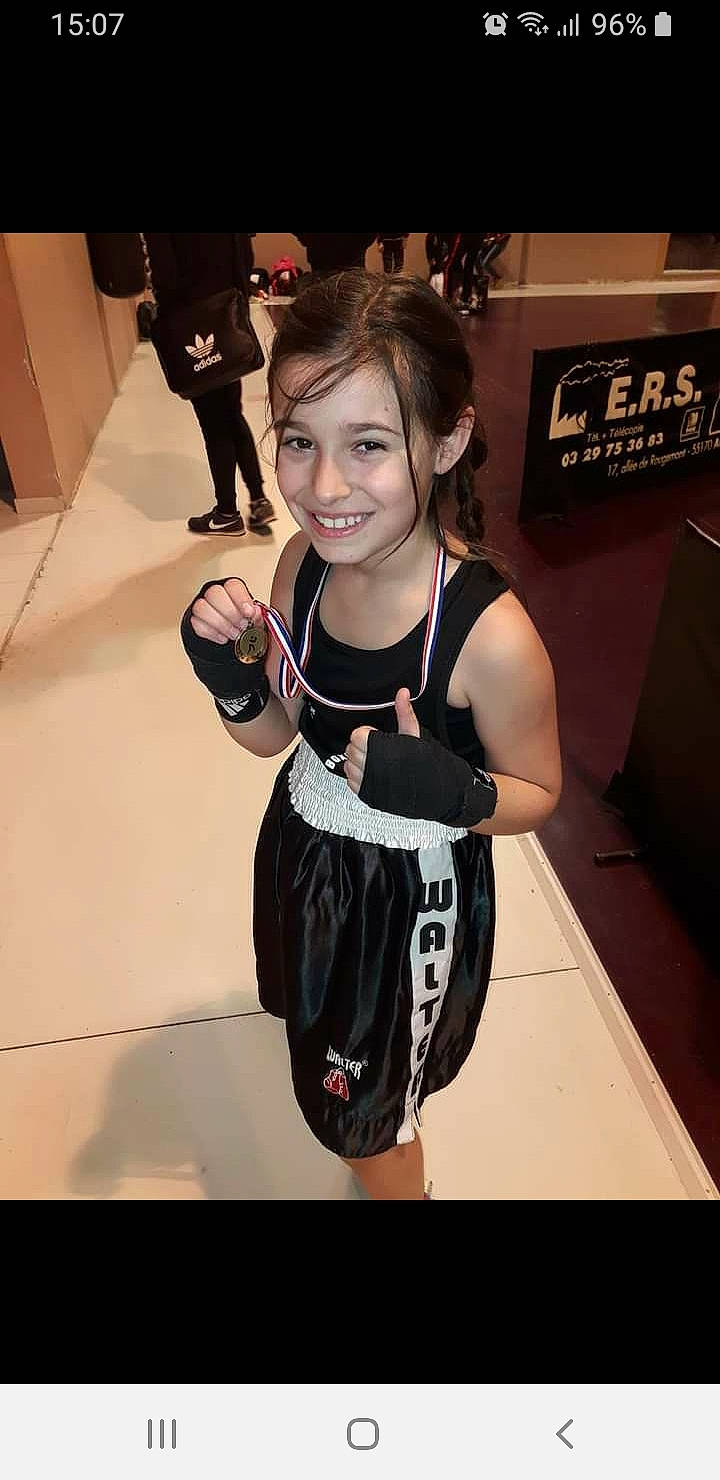 Nora a rejoint le concours — aidez-le/la à gagner de superbes lots ! arm, child, joy, person, shoulder, smile