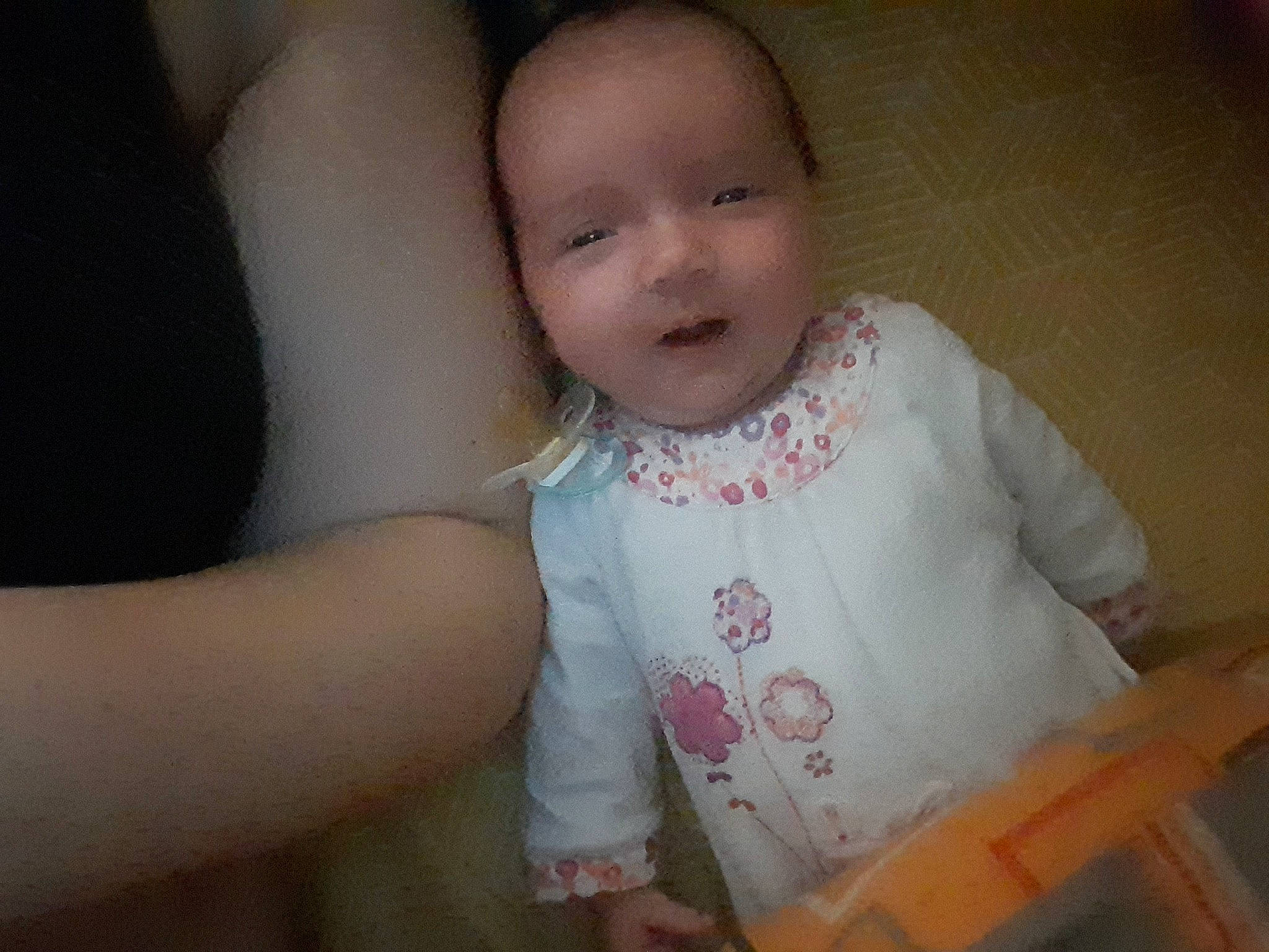 Juliette a rejoint le concours — aidez-le/la à gagner de superbes lots ! baby, baby_toddler_clothing, cheek, child, comfort, eye, flash_photography, fun, gesture, happy, iris, linens, lip, nose, person, sitting, skin, sleeve, smile, t_shirt