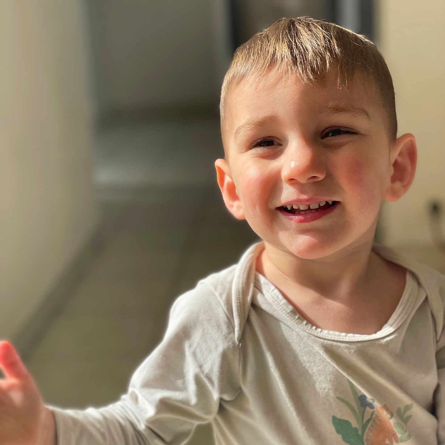 Lisandro a rejoint le concours — aidez-le/la à gagner de superbes lots ! child, toddler, smiling, happy, face, portrait, indoor, shirt, long_sleeve, blond_hair, light, sunlight, expression, cute, person, young, casual, pretty, joyful, innocent