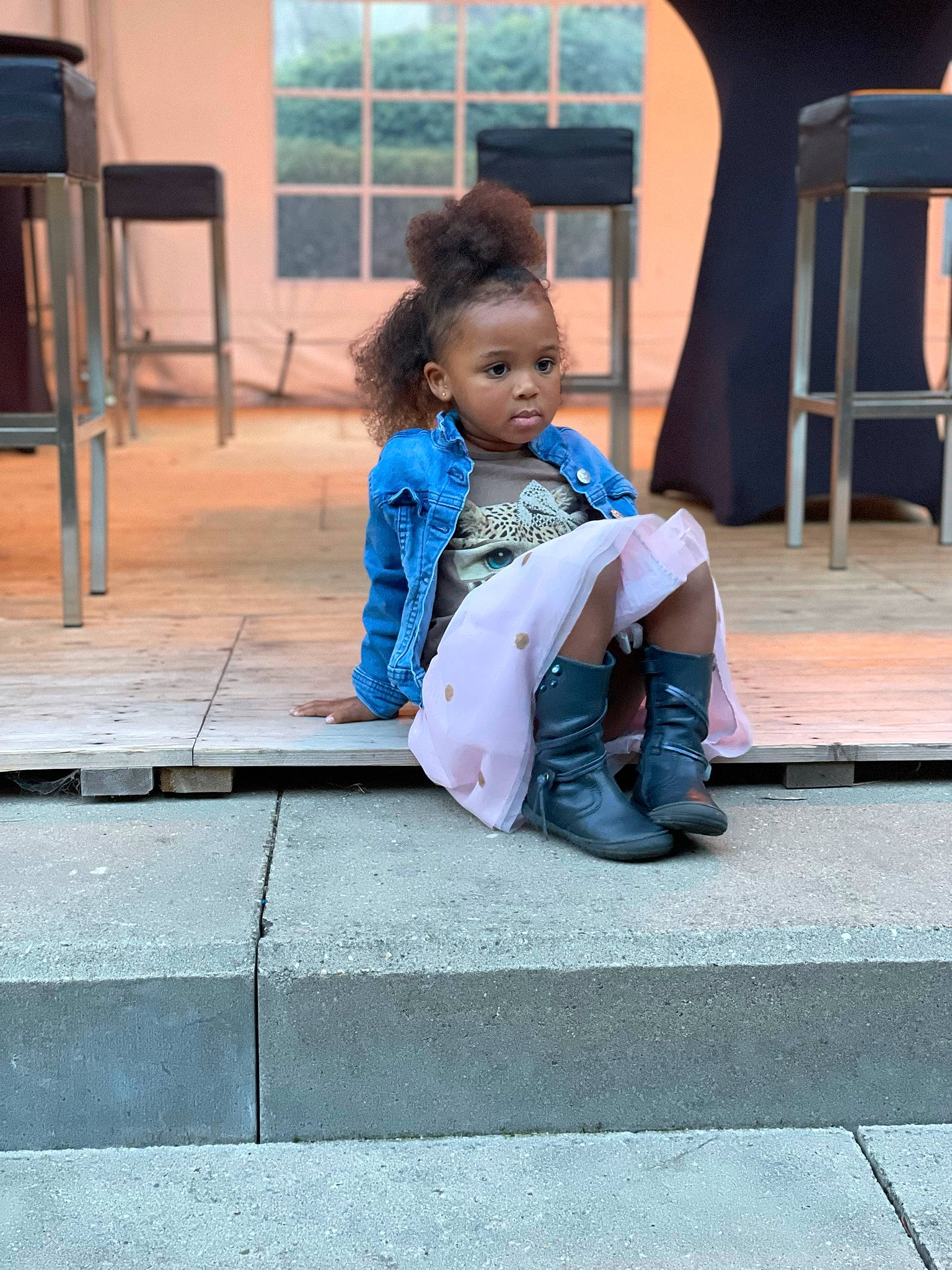 Rishirumuhirwa Zoé participe au concours pour gagner de l'argent avec cette photo : bag, chair, child, electric_blue, floor, flooring, fun, happy, human_leg, joint, leisure, luggage_and_bags, people, person, public_space, road, road_surface, sidewalk, sitting, street_fashion