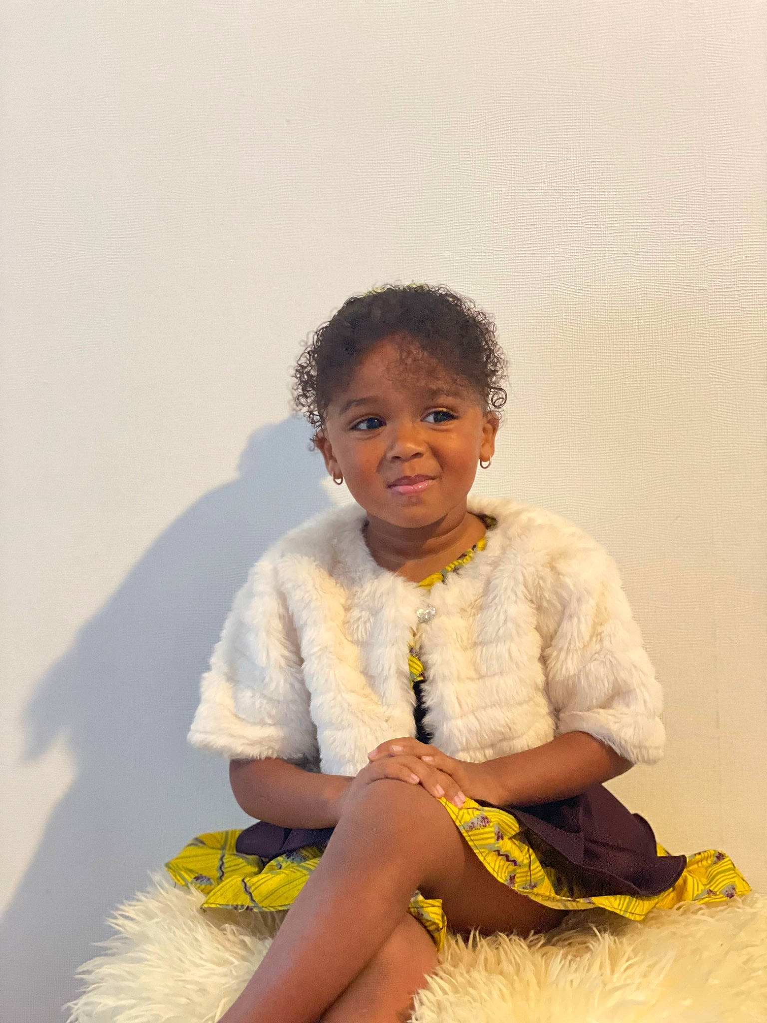 Rishirumuhirwa Zoé a rejoint le concours — aidez-le/la à gagner de superbes lots ! baby_toddler_clothing, beauty, child, fashion_design, flash_photography, fun, happy, human_body, human_leg, iris, jewellery, neck, necklace, people_in_nature, person, sitting, skin, sleeve, smile, thigh