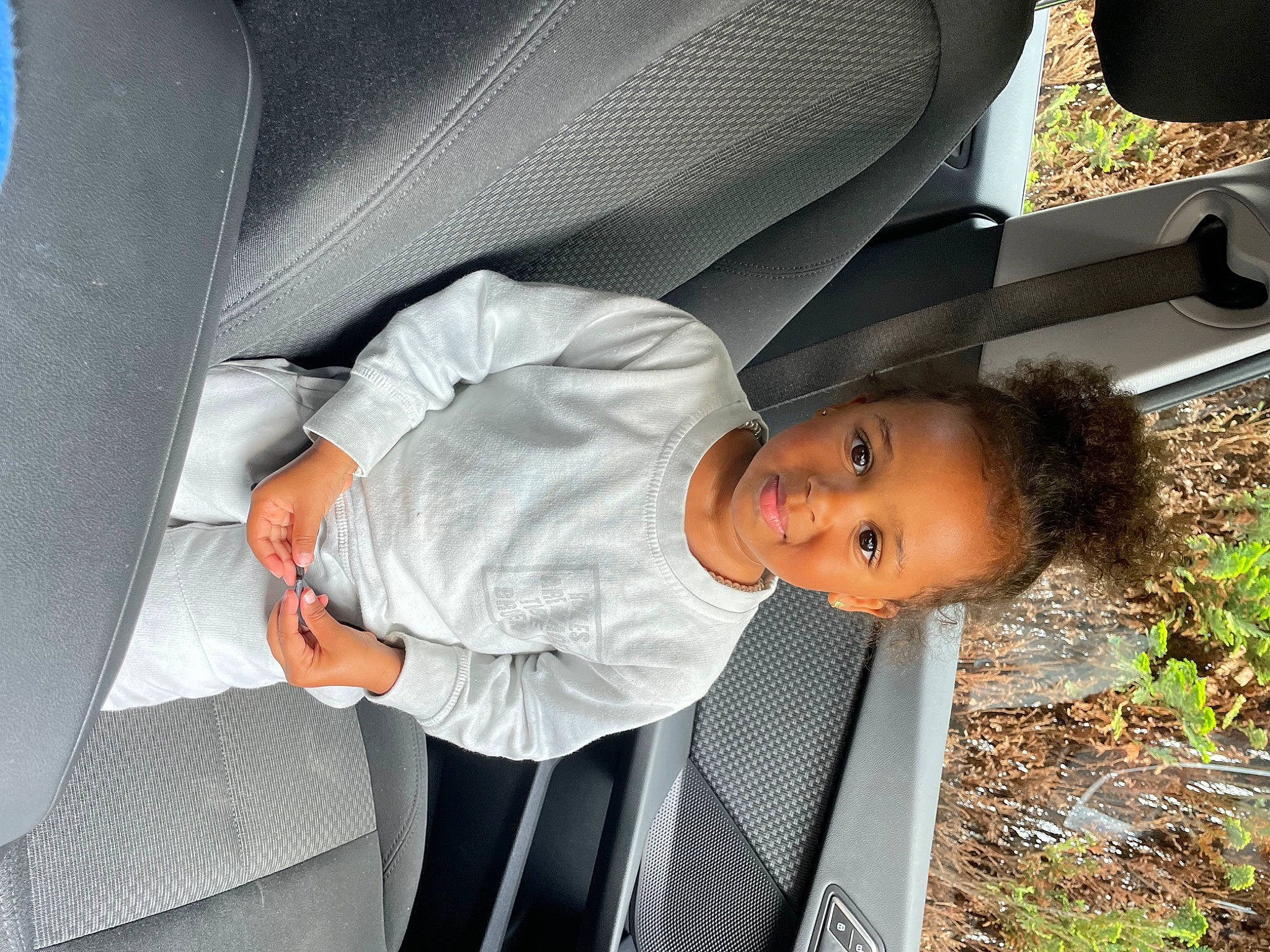 Rishirumuhirwa Zoé participe au concours pour gagner de l'argent avec cette photo : auto_part, automotive_design, automotive_exterior, automotive_tire, baby_carriage, baby_products, baby_toddler_clothing, car_seat, car_seat_cover, child, comfort, family_car, joy, luxury_vehicle, motor_vehicle, person, plant, sitting, tints_and_shades, toddler