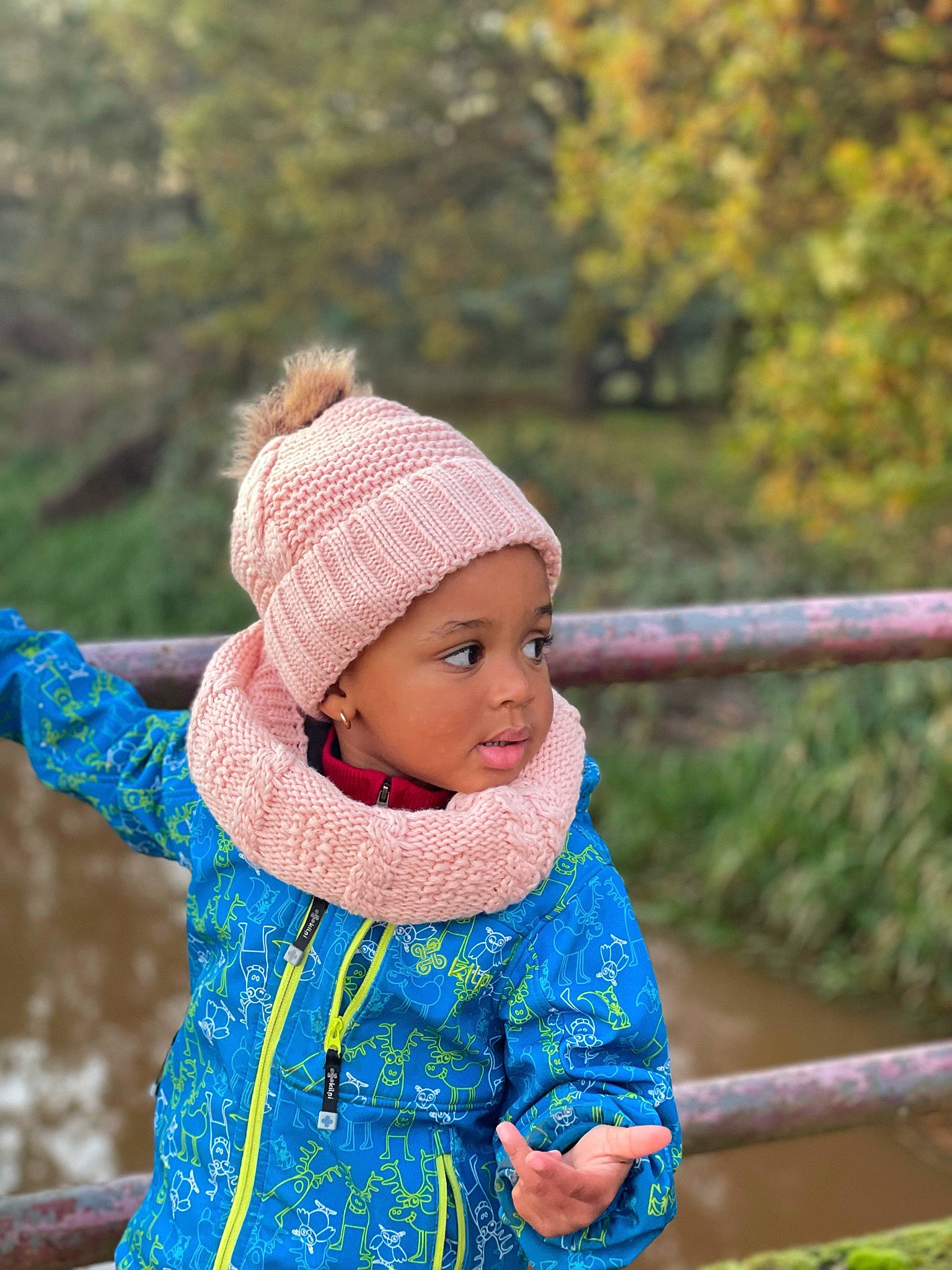 Rishirumuhirwa Zoé a rejoint le concours — aidez-le/la à gagner de superbes lots ! baby, cap, child, electric_blue, fun, grass, happy, headwear, knit_cap, leisure, magenta, outerwear, pattern, people_in_nature, person, recreation, sitting, standing, street_fashion, toddler