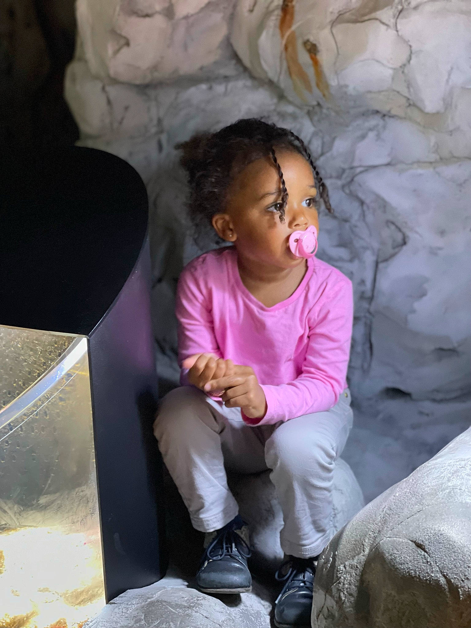 Rishirumuhirwa Zoé a rejoint le concours — aidez-le/la à gagner de superbes lots ! baby_toddler_clothing, black_hair, cheek, child, chin, cool, eye, facial_expression, flash_photography, footwear, fun, happy, lip, mouth, nose, person, pink, skin, temple, toddler