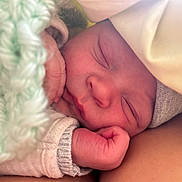 Elijah a rejoint le concours — aidez-le/la à gagner de superbes lots ! newborn, baby, sleeping, blanket, knitted, cozy, infant, face, hands, soft, cute, peaceful, closeup, portrait, toddler, wrapped, warm, resting, skin, hat