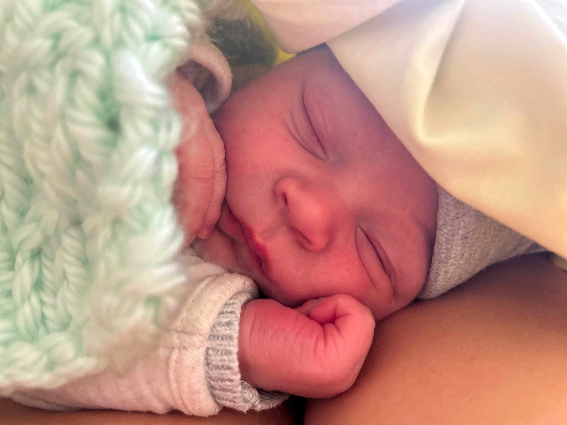 Elijah a rejoint le concours — aidez-le/la à gagner de superbes lots ! newborn, baby, sleeping, blanket, knitted, cozy, infant, face, hands, soft, cute, peaceful, closeup, portrait, toddler, wrapped, warm, resting, skin, hat