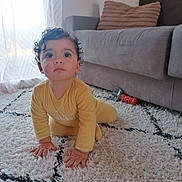 Lizzio a rejoint le concours — aidez-le/la à gagner de superbes lots ! architecture, baby, babycrawling, bodypart, building, couch, crawling, cushion, face, finger, furniture, hand, head, homedecor, indoors, livingroom, person, photography, portrait, room