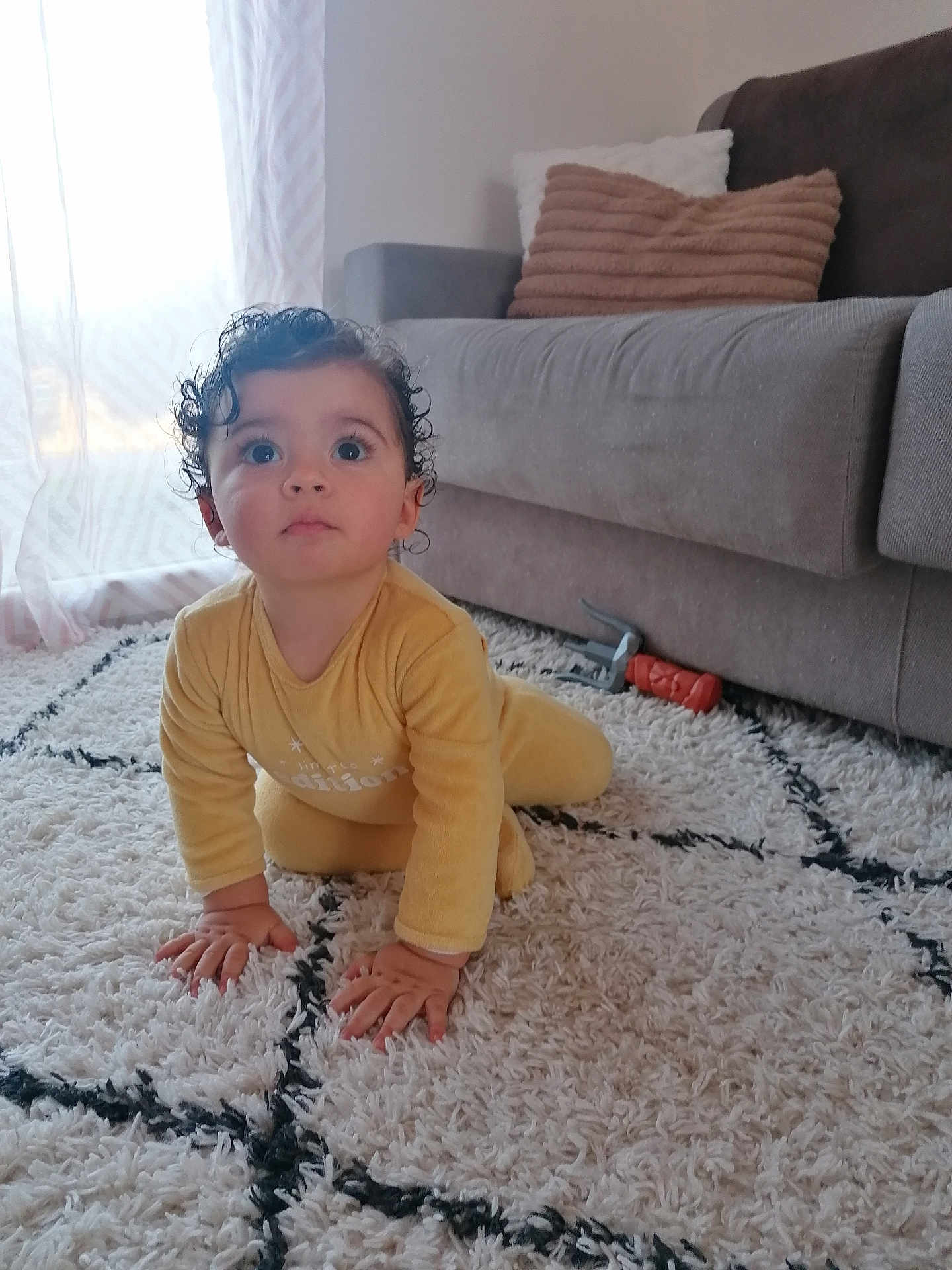 Lizzio a rejoint le concours — aidez-le/la à gagner de superbes lots ! architecture, baby, babycrawling, bodypart, building, couch, crawling, cushion, face, finger, furniture, hand, head, homedecor, indoors, livingroom, person, photography, portrait, room