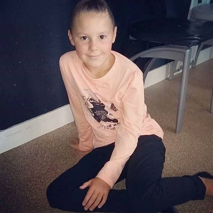 Clelyane participe au concours pour gagner de l'argent avec cette photo : arm, child, hand, human_action, human_positions, joy, leg, person, sitting