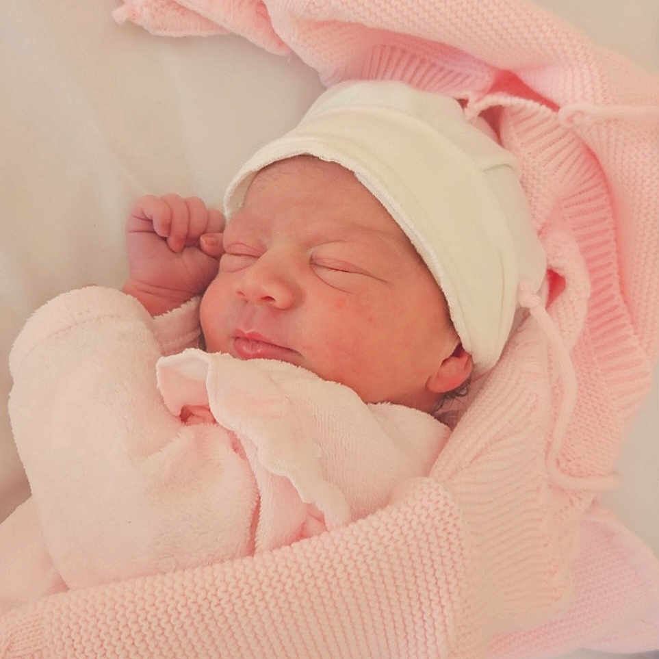 Ritej a rejoint le concours — aidez-le/la à gagner de superbes lots ! architecture, baby, bed, bedroom, blanket, building, clothing, face, furniture, glove, hat, head, hospital, indoors, newborn, person, photography, portrait, room, sleeping