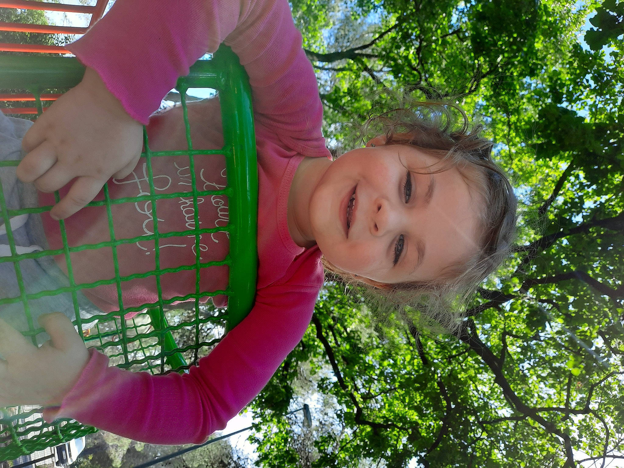 Ashley a rejoint le concours — aidez-le/la à gagner de superbes lots ! child, facial_expression, fun, grass, green, happy, human_body, joy, leaf, leisure, mammal, pattern, people_in_nature, person, plaid, plant, sleeve, smile, tartan, toddler
