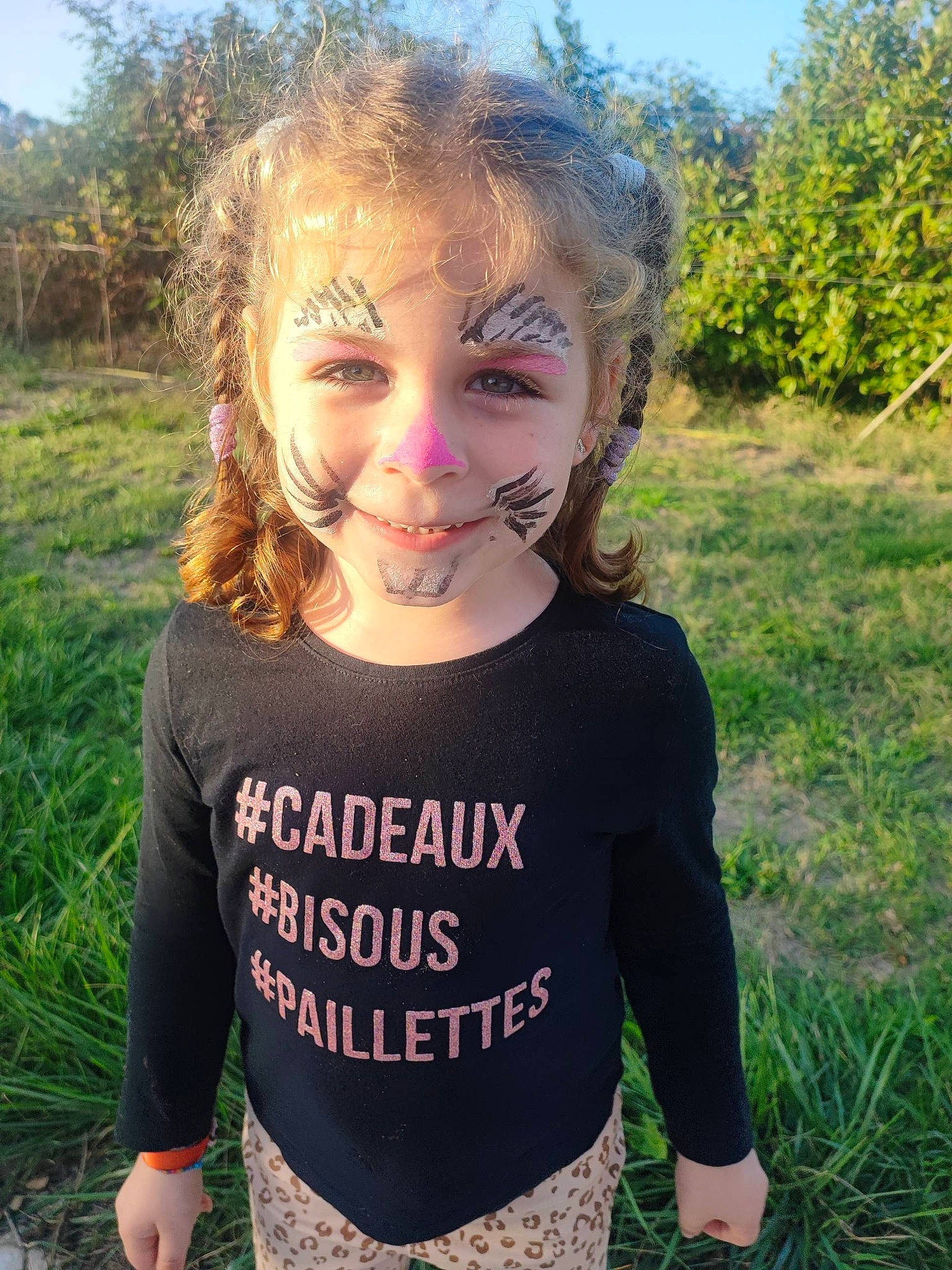 Ashley a rejoint le concours — aidez-le/la à gagner de superbes lots ! blond, child, cool, eyewear, fun, grass, hair, happy, iris, joy, leaf, lip, long_hair, neck, people_in_nature, person, plant, sky, sleeve, summer