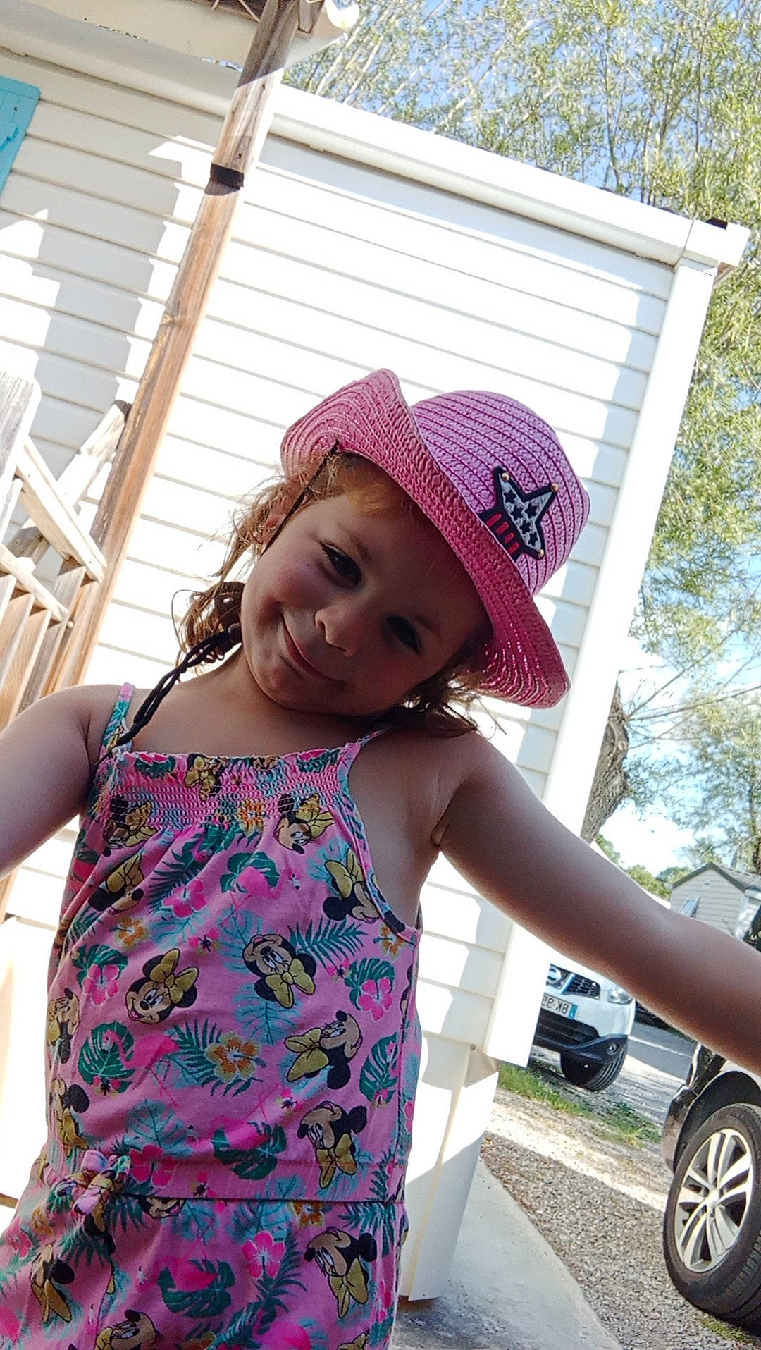 Ashley a rejoint le concours — aidez-le/la à gagner de superbes lots ! cap, cool, dress, face, fedora, fun, happy, hat, headwear, joy, leaf, leisure, magenta, person, pink, plant, public_space, smile, sun_hat, tire