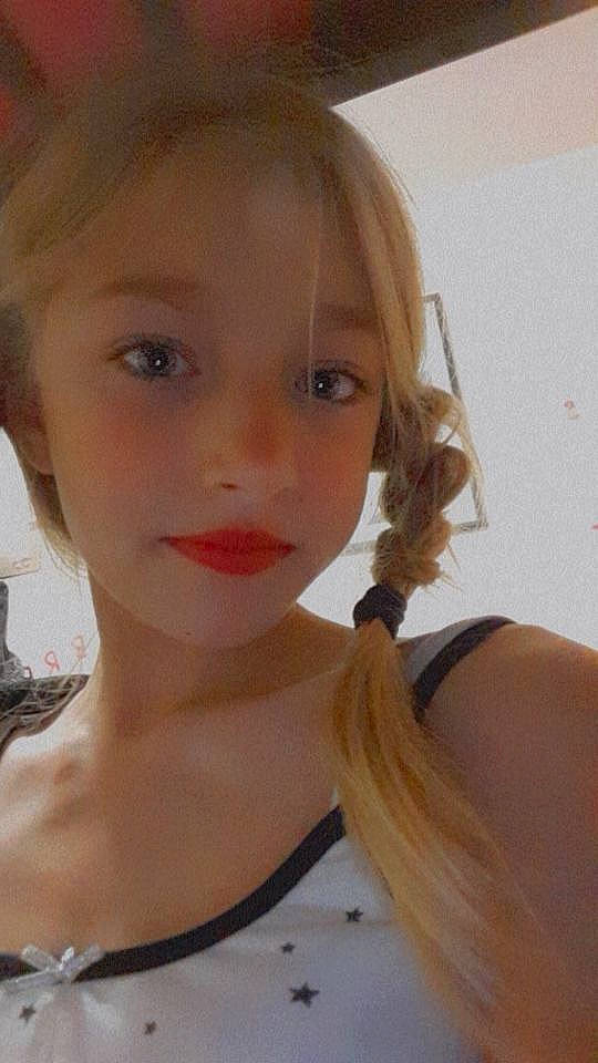 Kelia a rejoint le concours — aidez-le/la à gagner de superbes lots ! bangs, blond, bridal_accessory, cheek, chin, doll, eyebrow, eyelash, forehead, iris, jaw, jewellery, layered_hair, lip, lipstick, liver, long_hair, neck, person, selfie